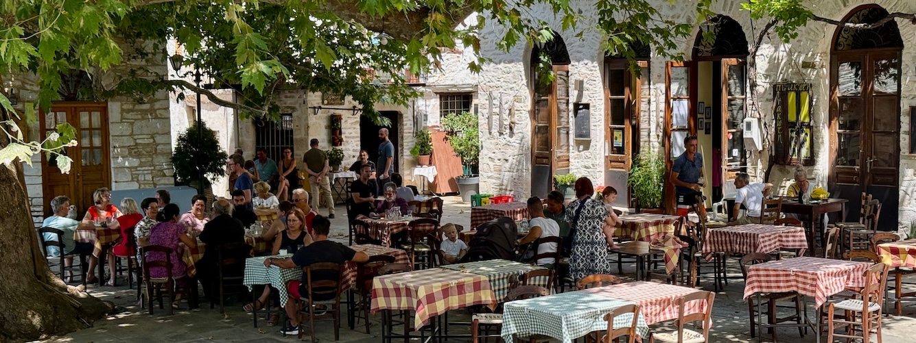 Pinakates Pilion dorpsplein.jpg