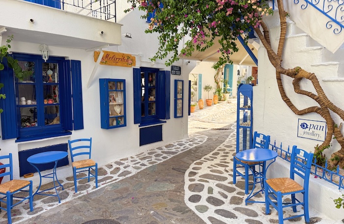 Straatje in Skiathos stad met Grieks blauwe stoeltjes