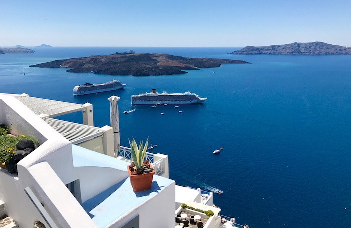 Uitzicht vanaf de kraterrand bij Fira op Santorini