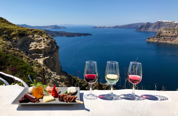 Wijnproeverij met uitzicht in Megalochori op Santorini