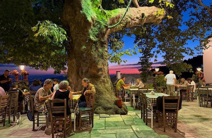 Dineren op het dorpsplein van Agios Georgios Pilion