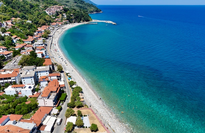 Gezellige badplaats Agios Ioannis in Pilion vanuit de lucht