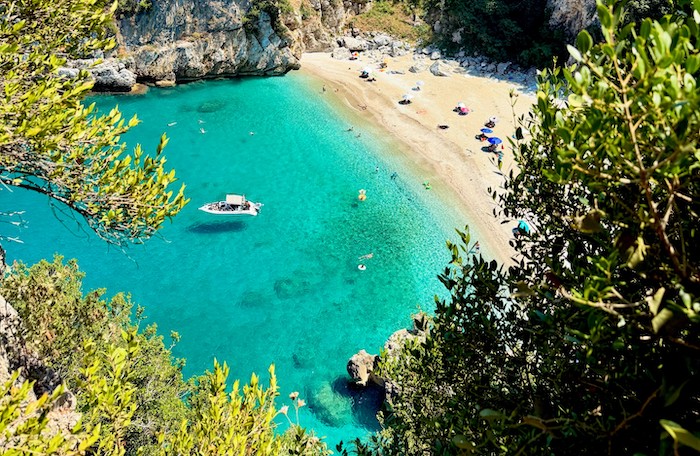 Uitzicht op smaragdgroene zee bij Fakistra beach