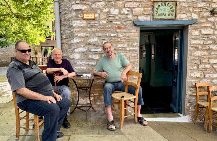 Kafenion op het pleintje van Lafkos in het zuiden van Pelion