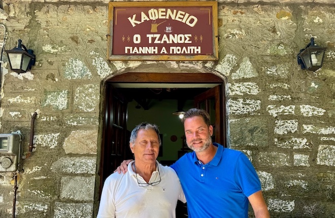 Kafénion O Tzanos met Bas en eigenaar Giannis