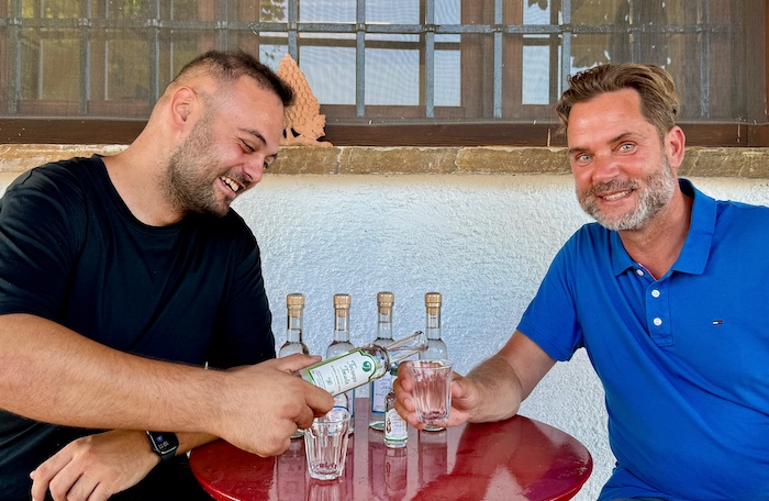 Tsipouro proeven bij Tokalis bij Volos Kostas en Bas toosten