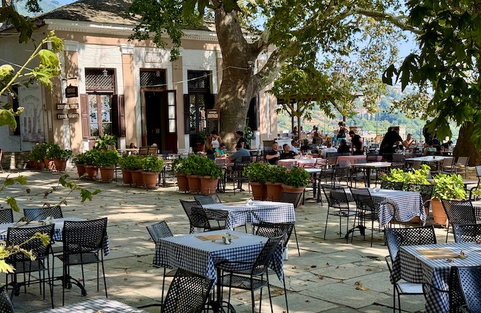 Grote dorpsplein van Makrinitsa met terrassen op Pilion