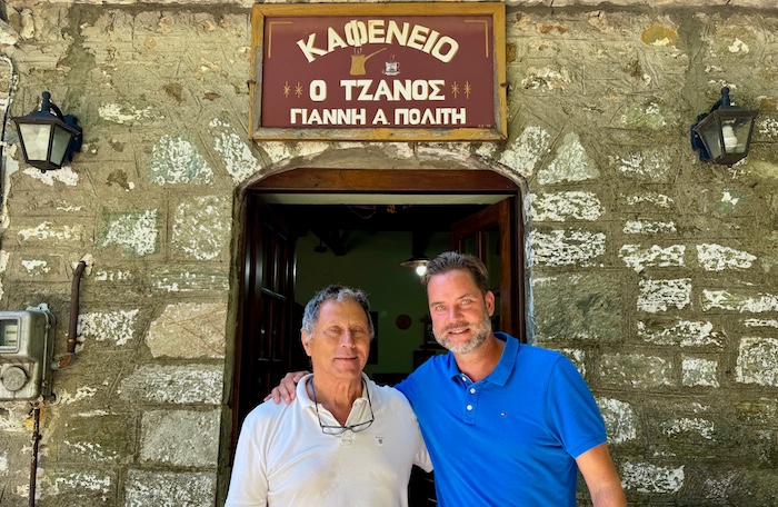 Giannis met Bas voor kafénion O Tzanos in Pilion