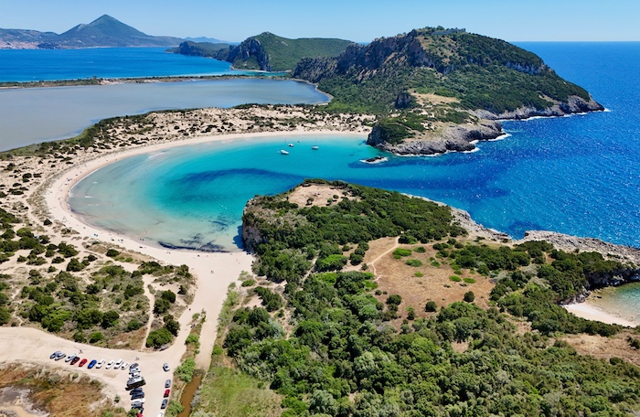 Uitzicht op Voidokilia beach met drone op de Peloponnesos