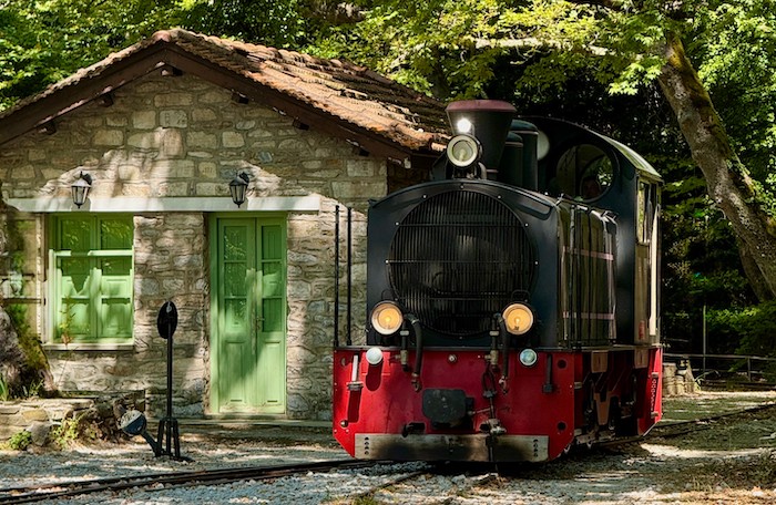 Locomotief van het stoomtreintje van Pilion in Milies