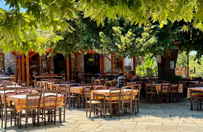 Sfeervolle plateia van Neochori Pelion