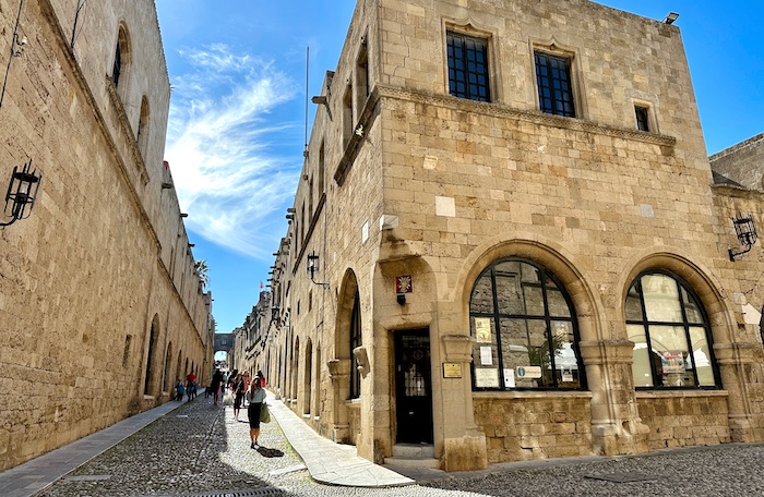 Ridderstraat in Rhodos-stad half april