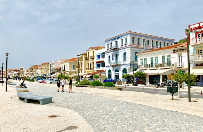 Gezellige wandelpromenade van Samos-stad