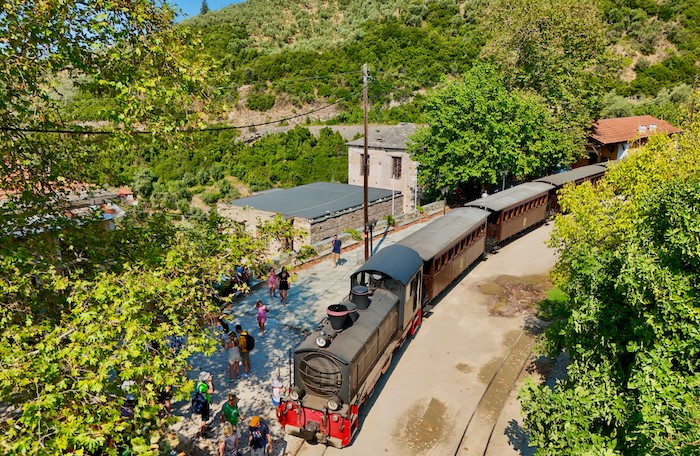 Korte stop in Ano Gatzea van de stoomtrein in Pilion