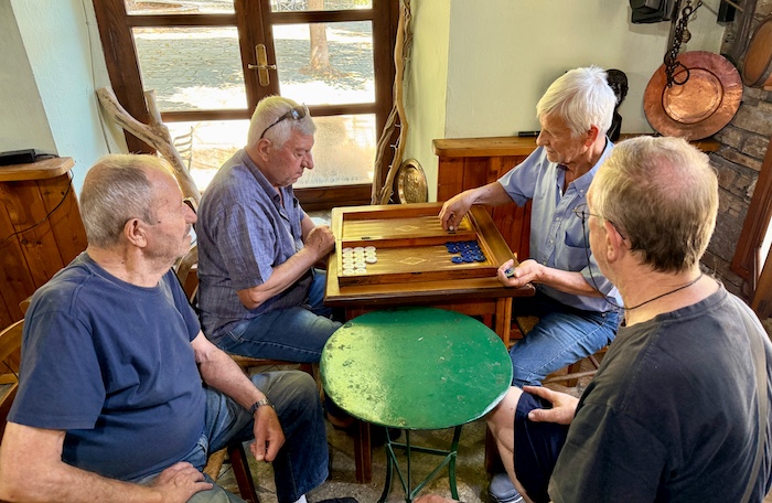 Grieken spelen Tavli in Kafénion O Tzanos in Zagora
