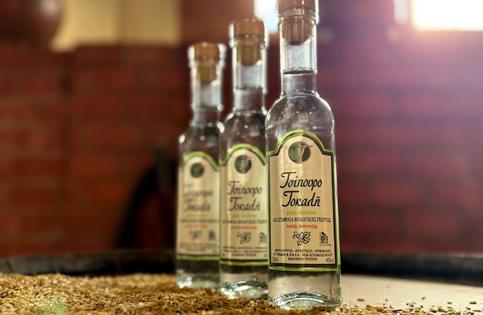 Tsipouro is fles van Tokalis in distilleerderij