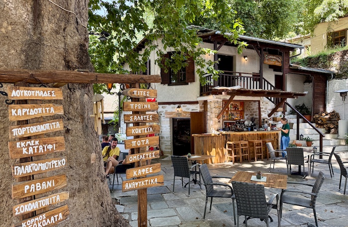Gezellige dorpsplein van Vizitsa in de bergen van Pilion