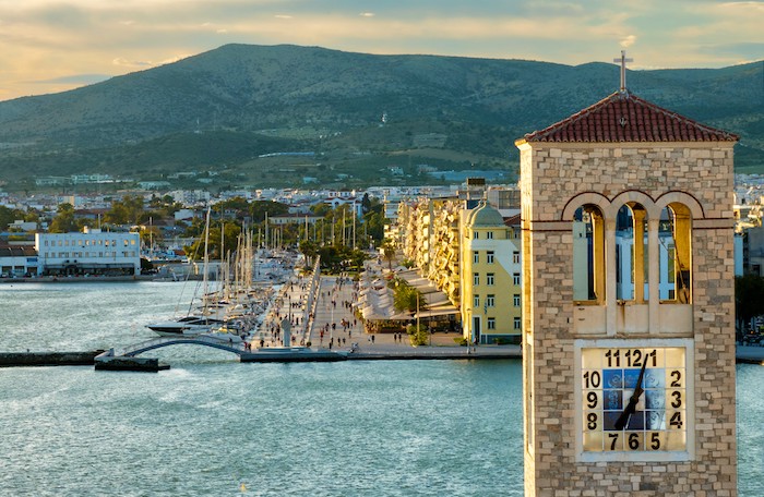 Promenade van Volos en de kerkklok van de Nikolaos kathedraal