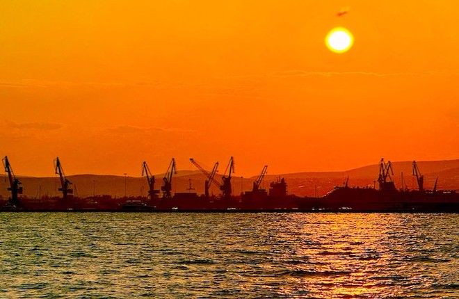 Zonsondergang van de haven in Volos vanuit Isalos