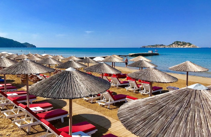 Arillas beach tijdens zomervakantie in Noord-Corfu