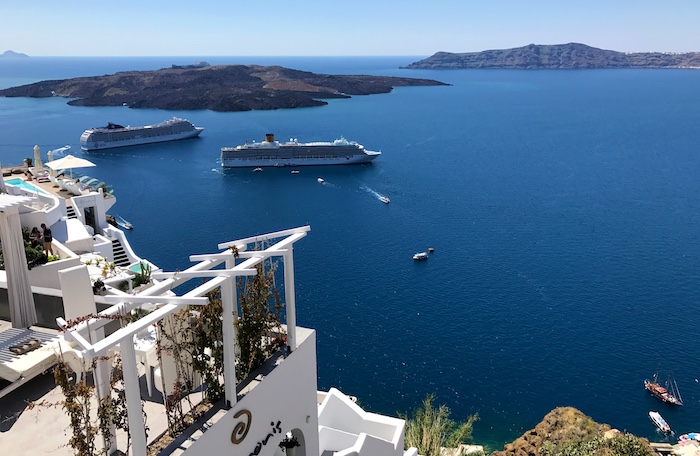 Cruiseschepen voor de kust van Santorini vanuit Fira