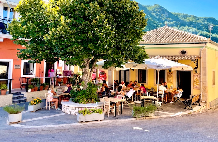 Dorpsplein van Doukades in het noorden van Corfu