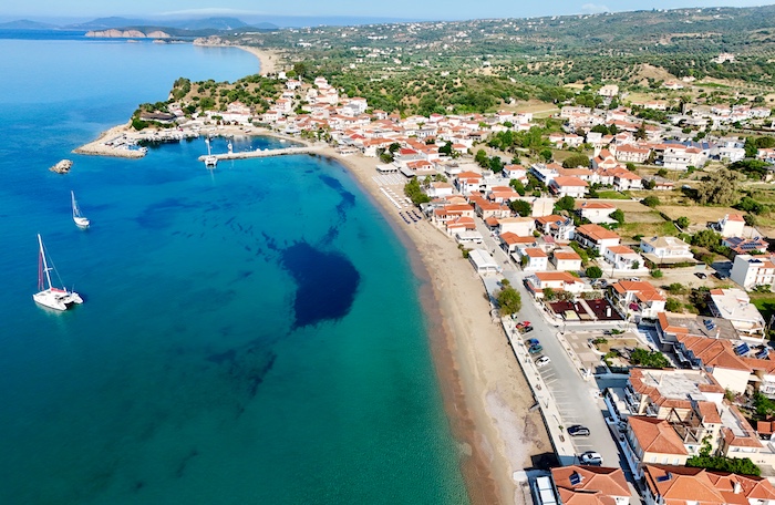 Uitzicht met drone op Finikounda in Messinia op de Peloponnesos