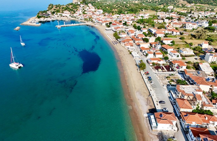 Baai, haven en strand van Finikounda