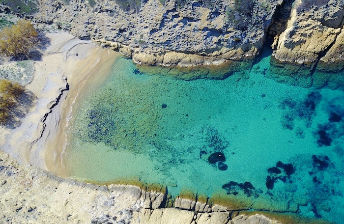 Kraakhelder zeewater bij Therma op Kimolos