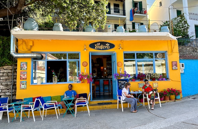 Zomervakantie bij kafenion in Kioni op Ithaka