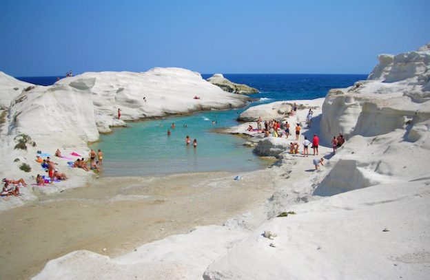 Strand en maandlandschap van Sarakiniko beach Milos