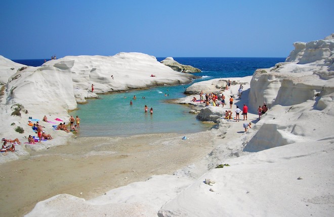 Strand en maandlandschap van Sarakiniko beach Milos