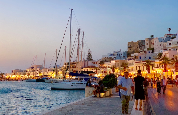 Slenteren over de boulevard aan de haven van Naxos stad