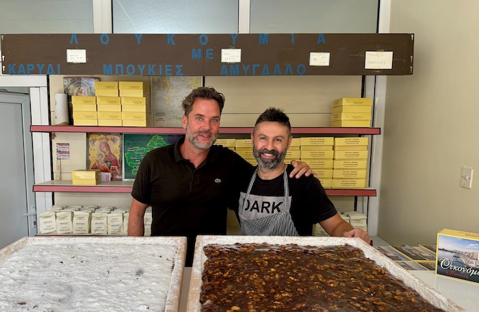 Christos van O Pappous loukoumi in zijn shop in Volos