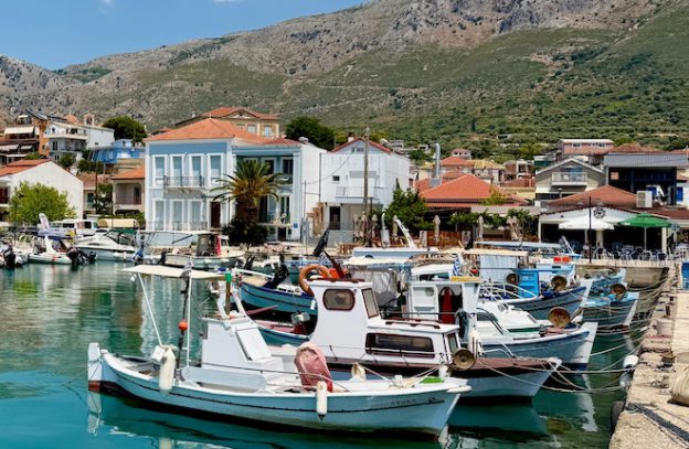 Vissersbootjes in de haven van Paleros in Akarnania