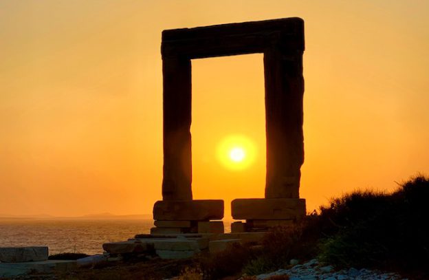 Zonsondergang bij de Portara in Naxos-stad