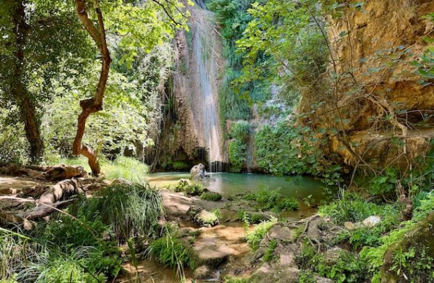 Natuur en waterval van Kalamaris op de Peloponnesos