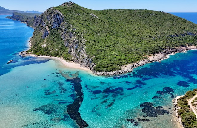Divari beach en verborgen strand op Sfaktiria eiland