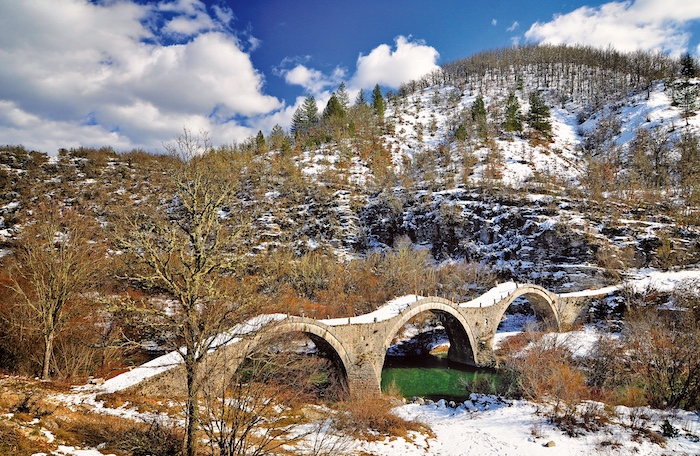 Plakidas boogbruggen in Zagoria met sneeuw