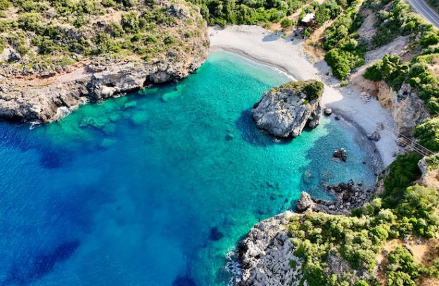 Baai van Foneas beach met drone