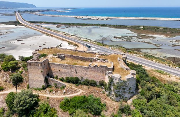 Kasteel van Grivas bij Lefkas met de zoutpannen en brug