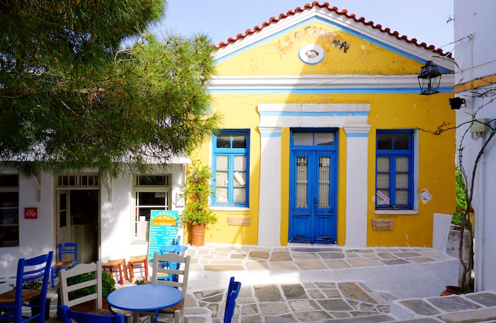 Kleurrijke plateia van het dorp Lefkes op Paros
