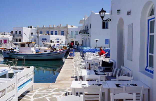 Knus haventje in dorp Naoussa op Paros