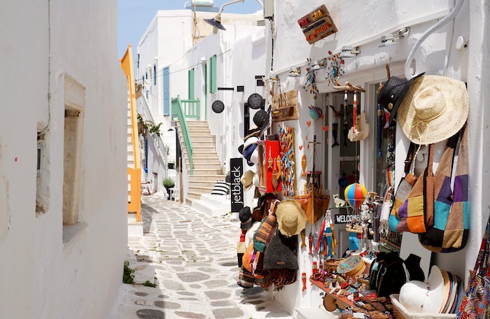 Steegje met winkeltjes in Naoussa op Paros