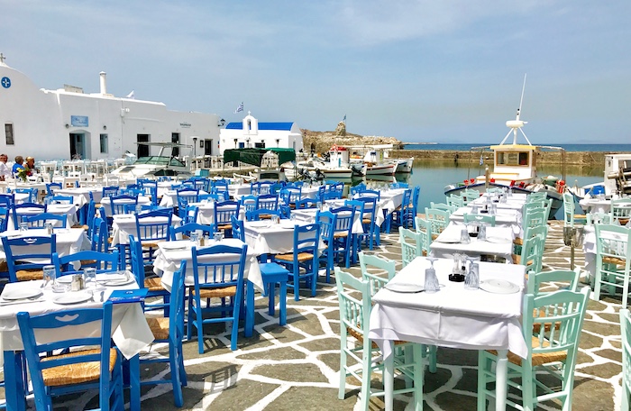Blauwe stoeltjes in het haventje van Naoussa op Paros