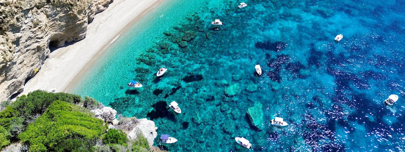 Paleokastritsa beach bootjes corfu.jpg