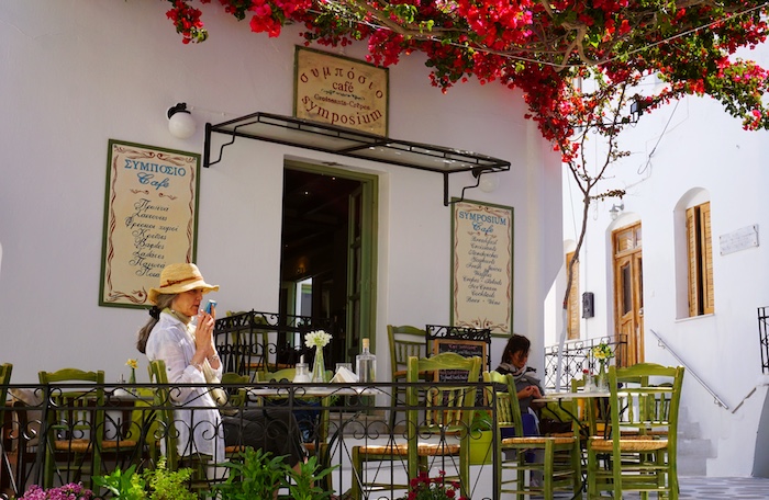 Kleurrijk terrasje in Parikia op Paros