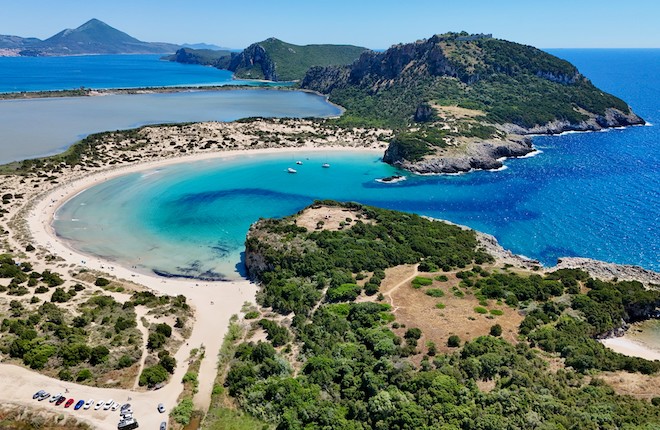 Dronefoto van Voidokilia beach op de Peloponnesos