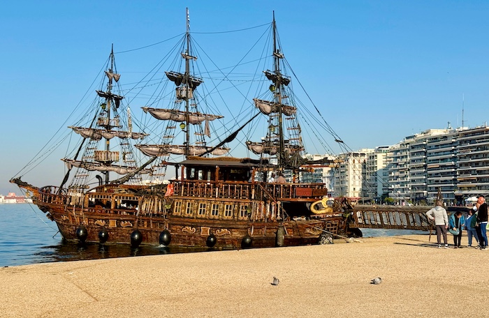 Piratenschip en Nikis Avenue in Thessaloniki