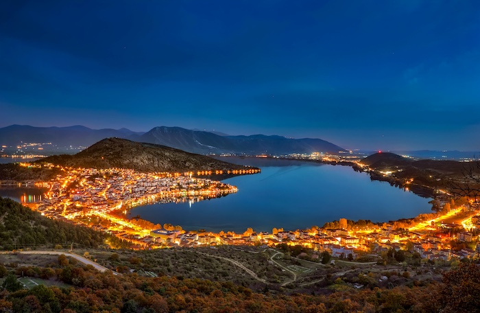 Orestiada meer en Kastoria by night